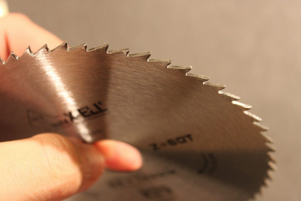 remove circular saw blade