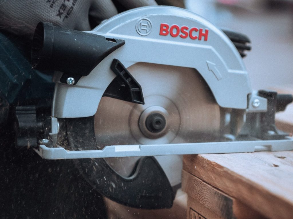 how to change blade on black and decker circular saw