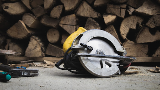 circular saw smoking